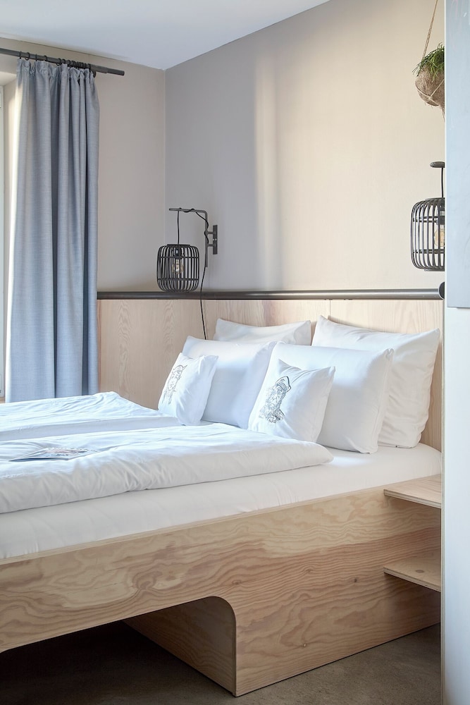 Comfort, Queen Bed, Resort View, Courtyard Area