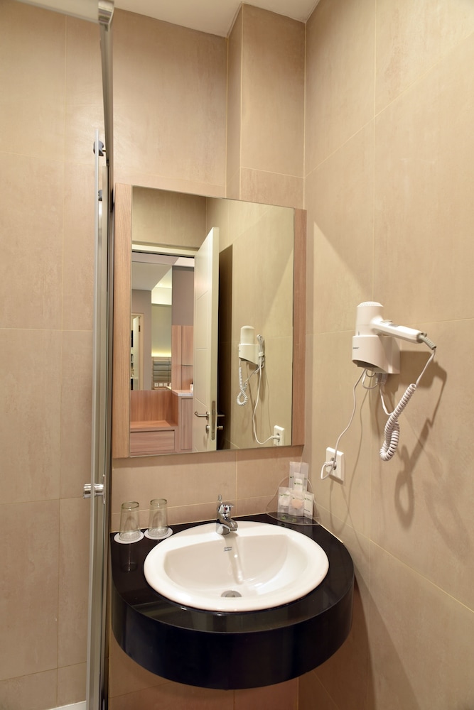 Grass Inn Hotel by Ergon Collections 18/19