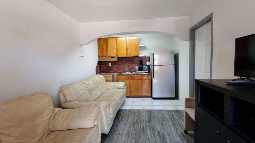 Sunset Lodge Elgin near US 290 by Hotel O 21/47