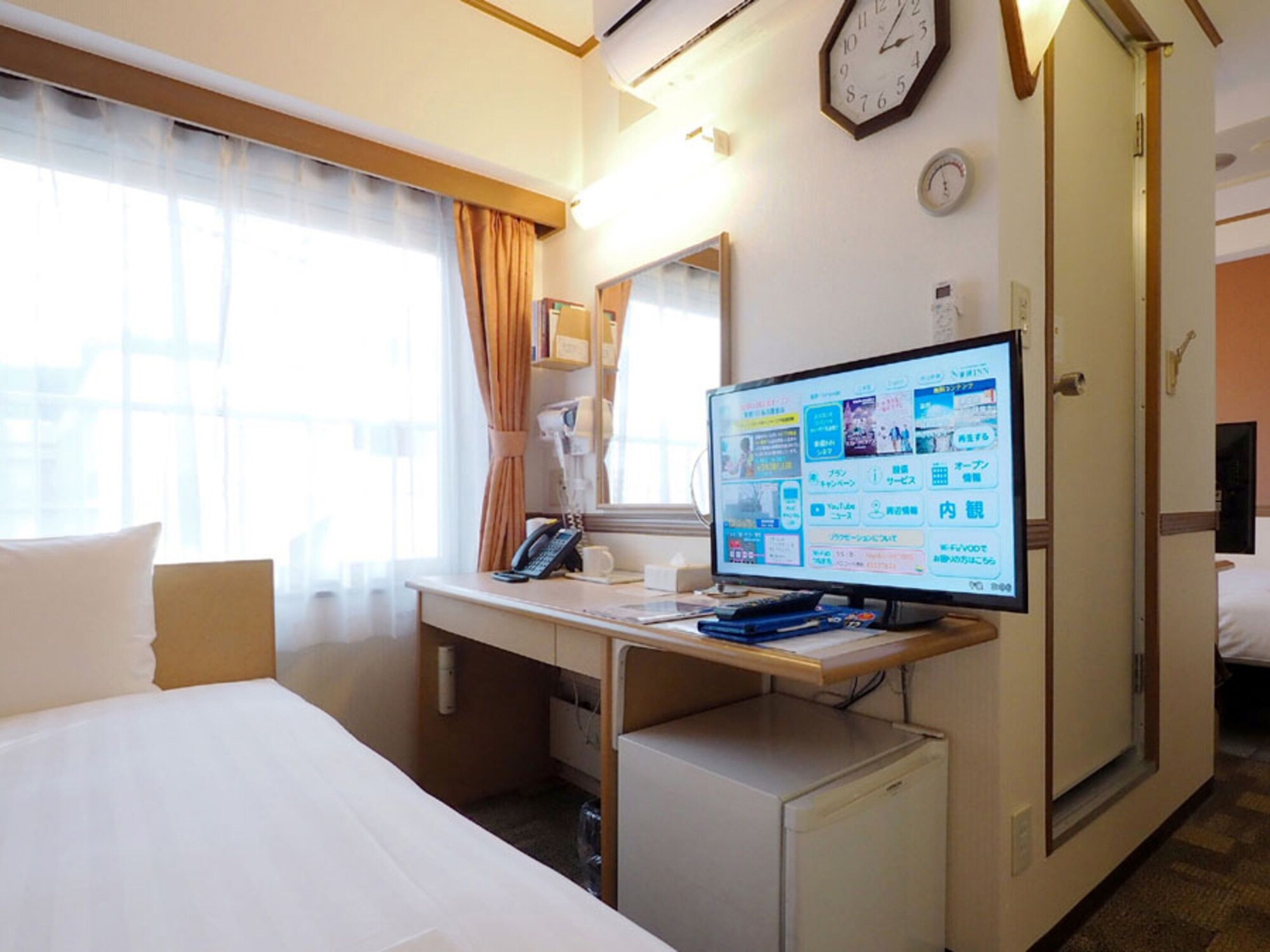 ROOM, TWIN BEDS