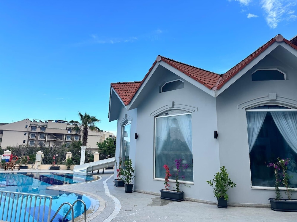 Larissa Inn 5/50