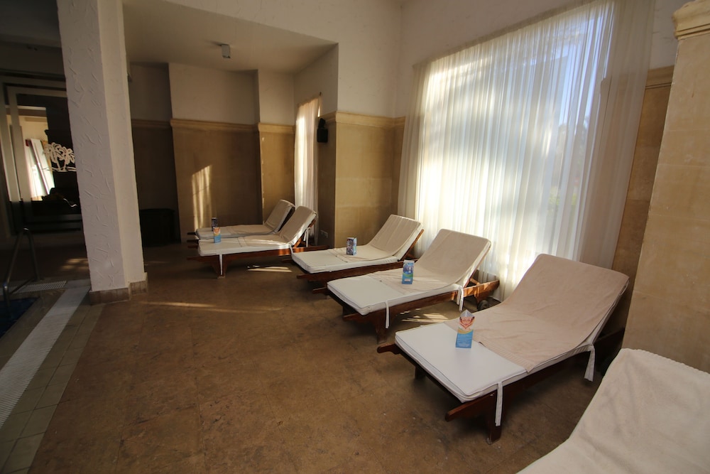 Tamra Beach Resort 10/28