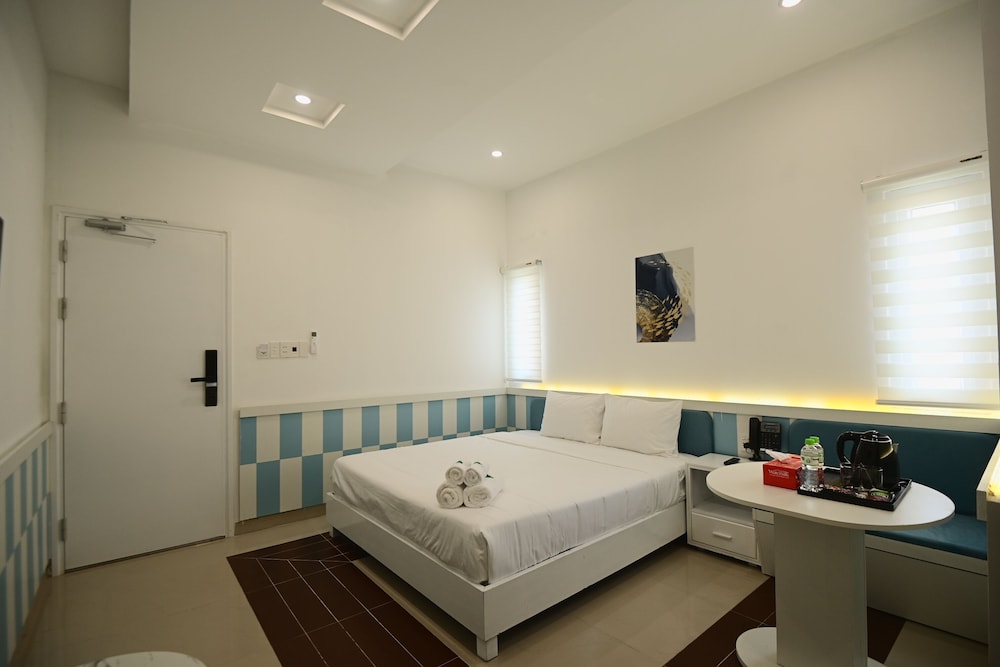 A Hotel 8/38