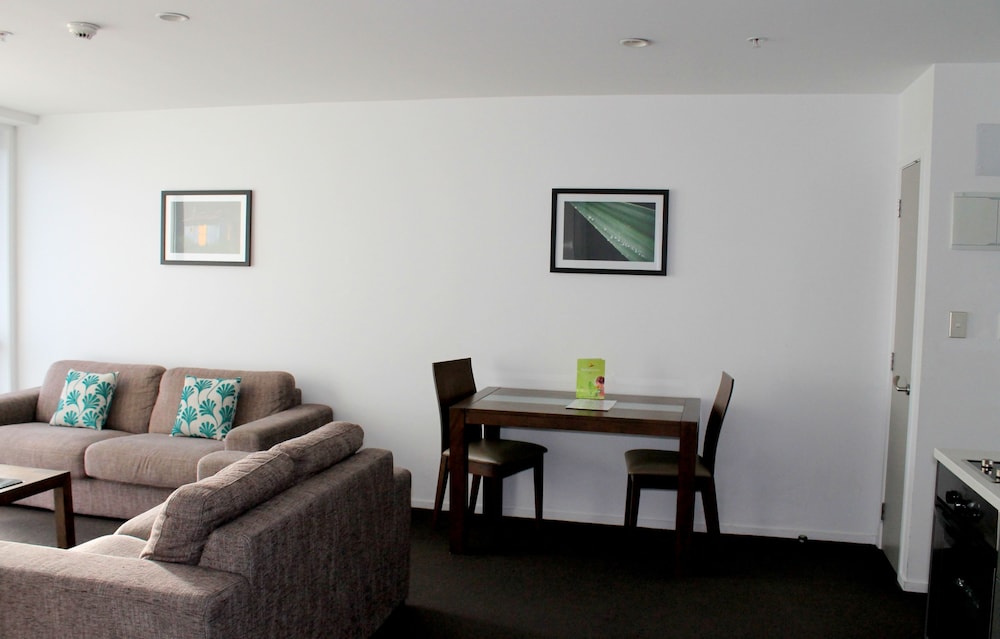 Barclay Suites 38/61