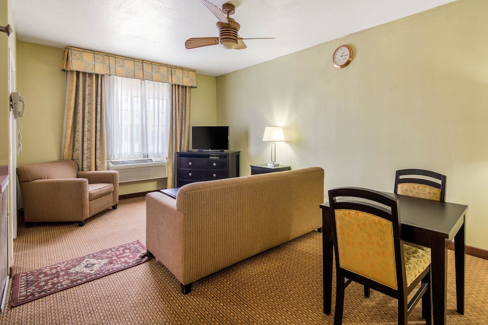 Quality Inn and Suites Gallup I-40 Exit 20 27/32