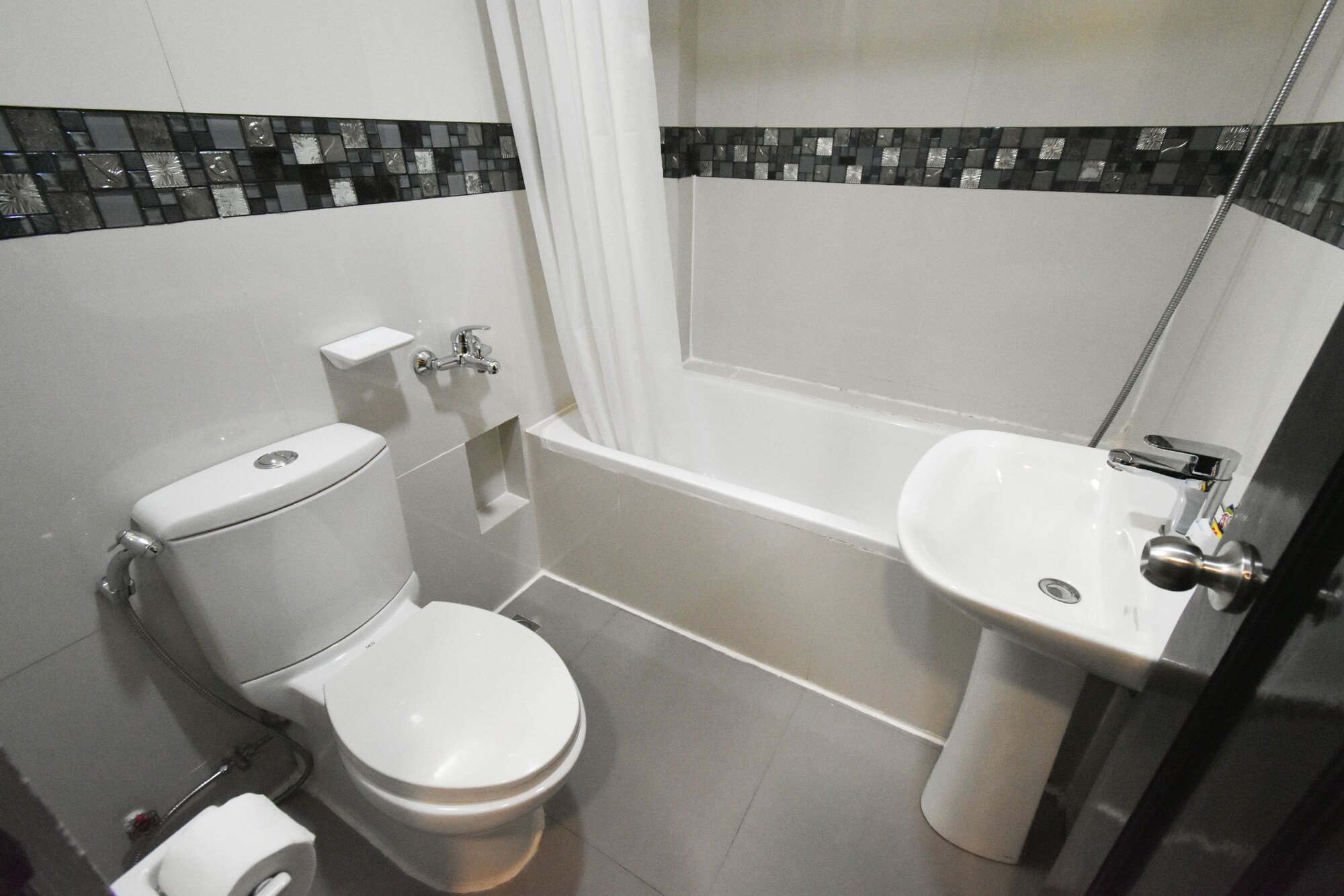 Standard, 1 Queen and 1 Single Bed, Queen Bed, Swiftlets Inn 9/10