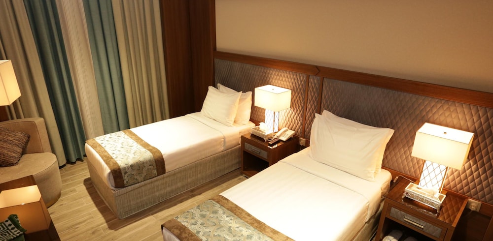 ROOM, TWIN BEDS