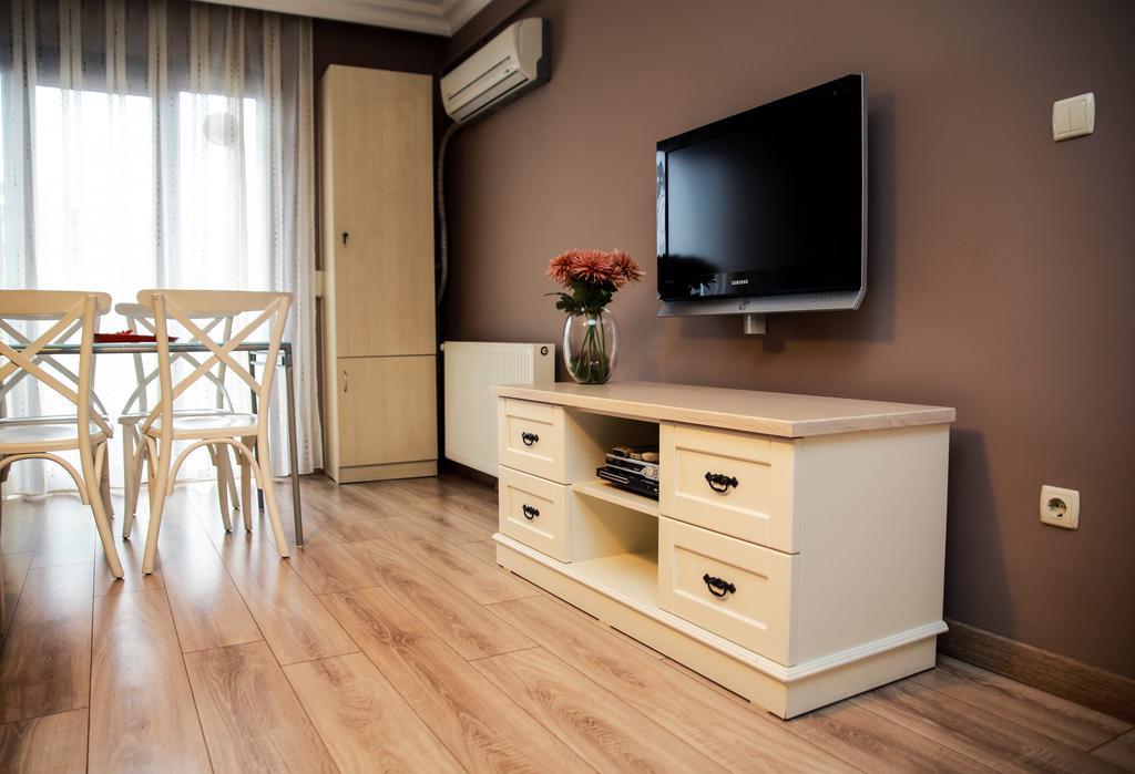 AKIN SUITES 2/24
