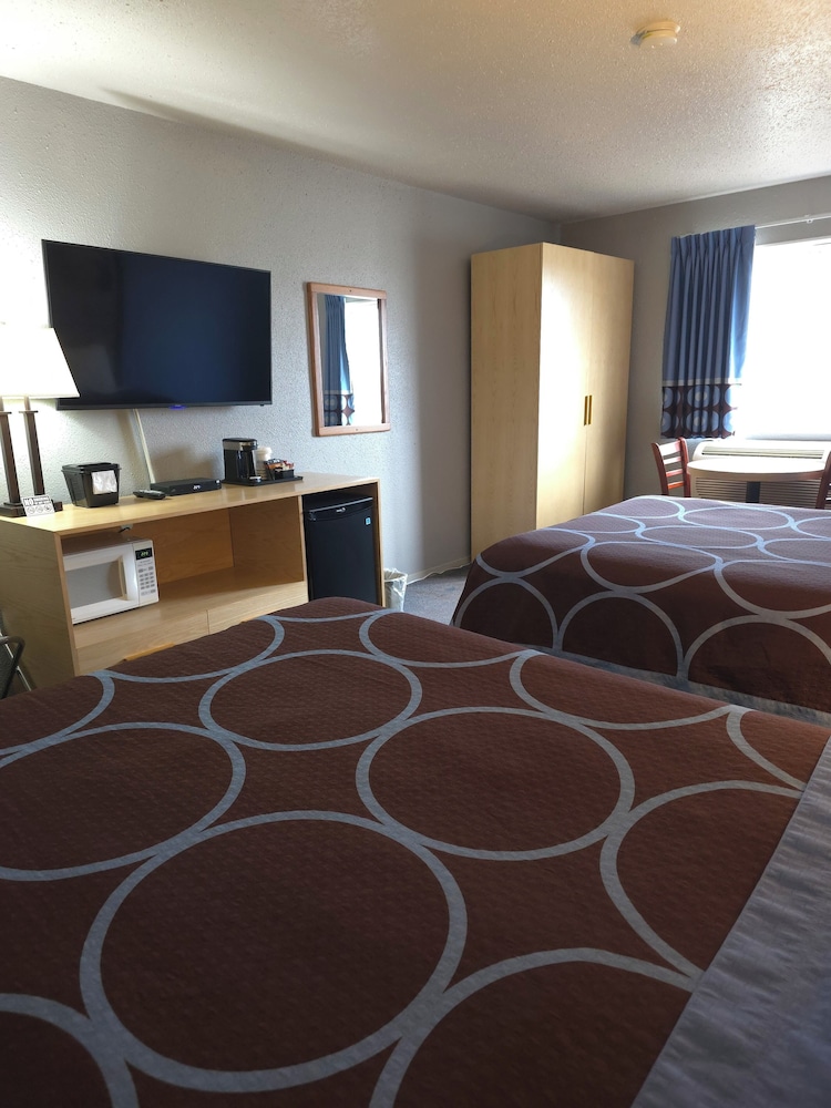 Super 8 by Wyndham Swift Current 40/46