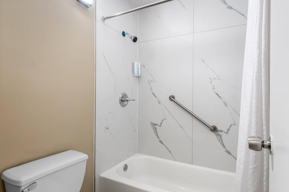 غرفة قياسية بسرير كينج، Rodeway Inn Charlotte South 7/9