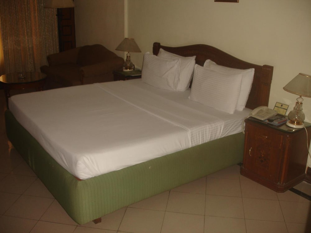EMPIRES HOTEL 32/68