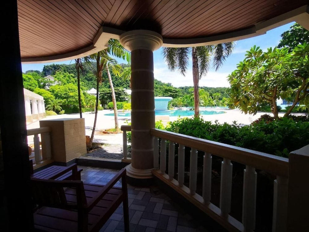 Phi Phi Island Cabana Hotel 10/69
