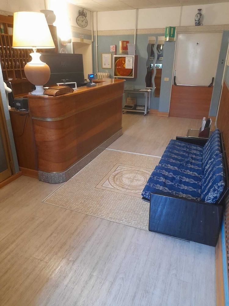 Hotel Touring 8/32