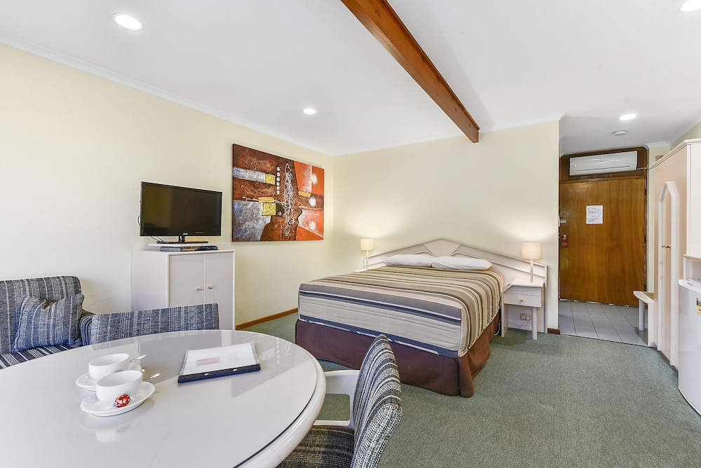 WILLIAM MACINTOSH MOTOR LODGE 20/31