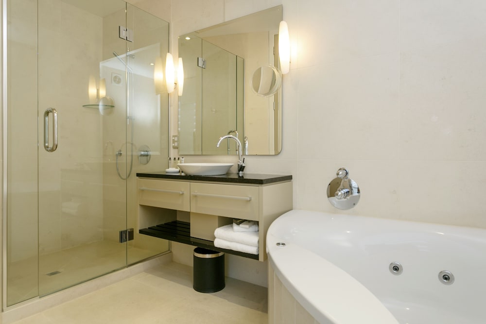 2 Bedrooms, Luxury, Apartment, 2 King Beds, Lake Side, Lake View, Sofa، The Reef Resort 9/9