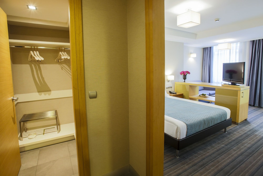 Housez Suites 18/65