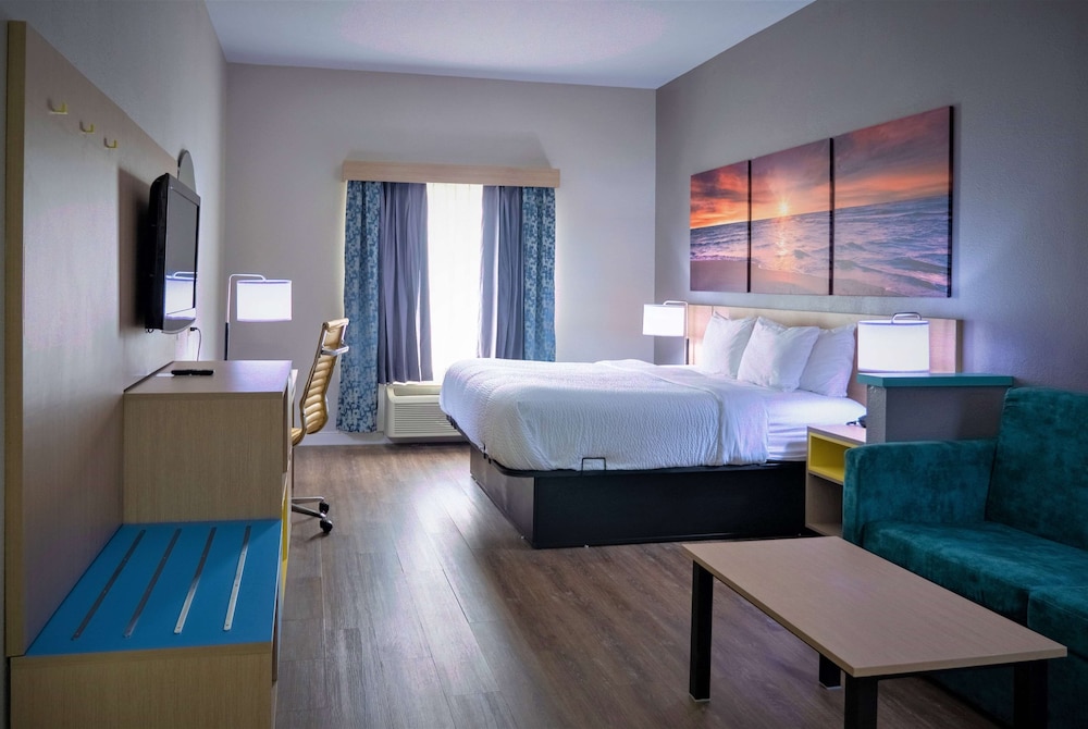 Days Inn & Suites by Wyndham Savannah North I-95 20/41