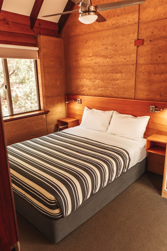BUSSELLS BUSHLAND COTTAGES 10/47