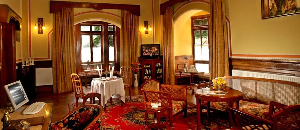 Welcomheritage Ferrnhills Royale Palace 32/40