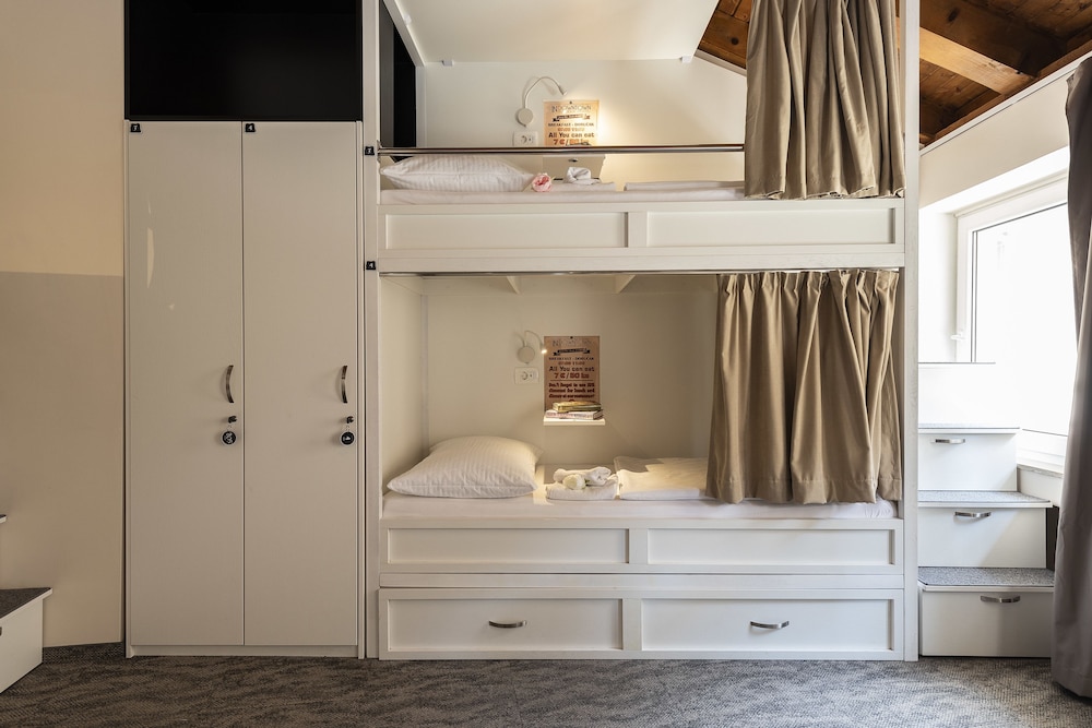 Downtown Boutique Hostel 50/50