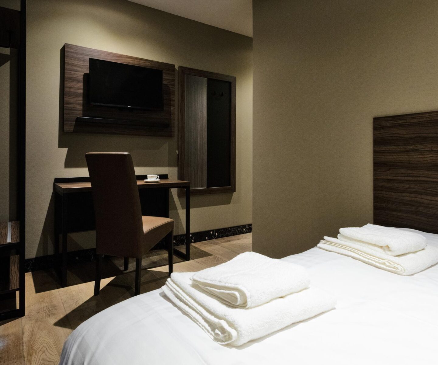 Comfort, Double or Twin Bed, No Window