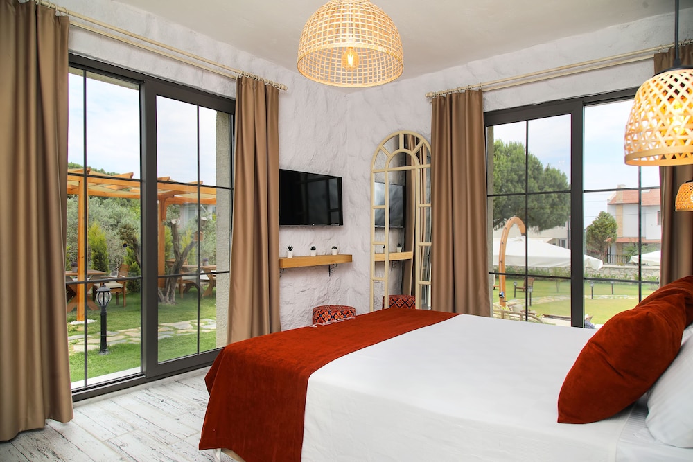 Deluxe, Queen Bed, Garden Area