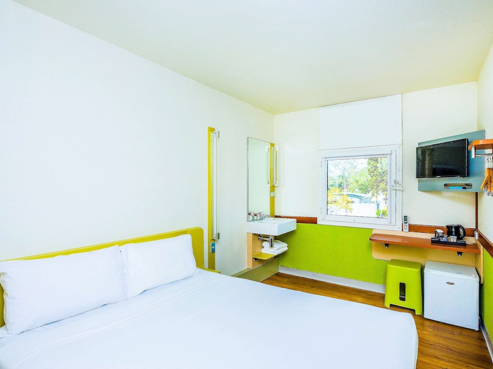 STANDARD, QUEEN BED