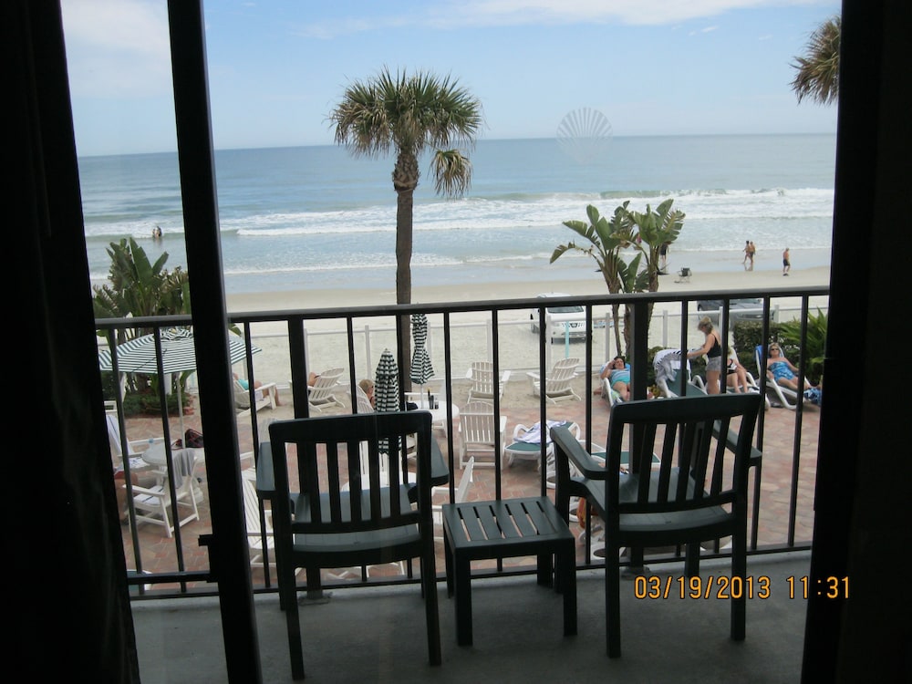 Days Inn by Wyndham Daytona Oceanfront 32/37