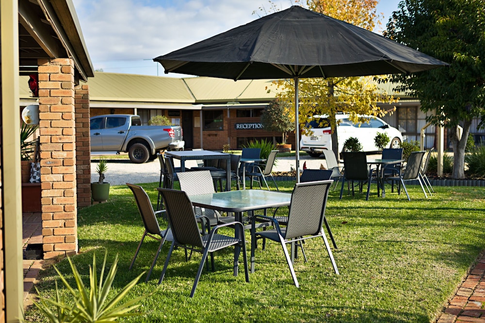 STATESMAN MOTOR INN 10/25