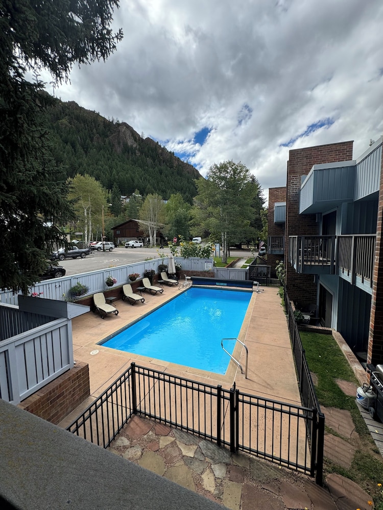Shadow Mountain Lodge 62/68