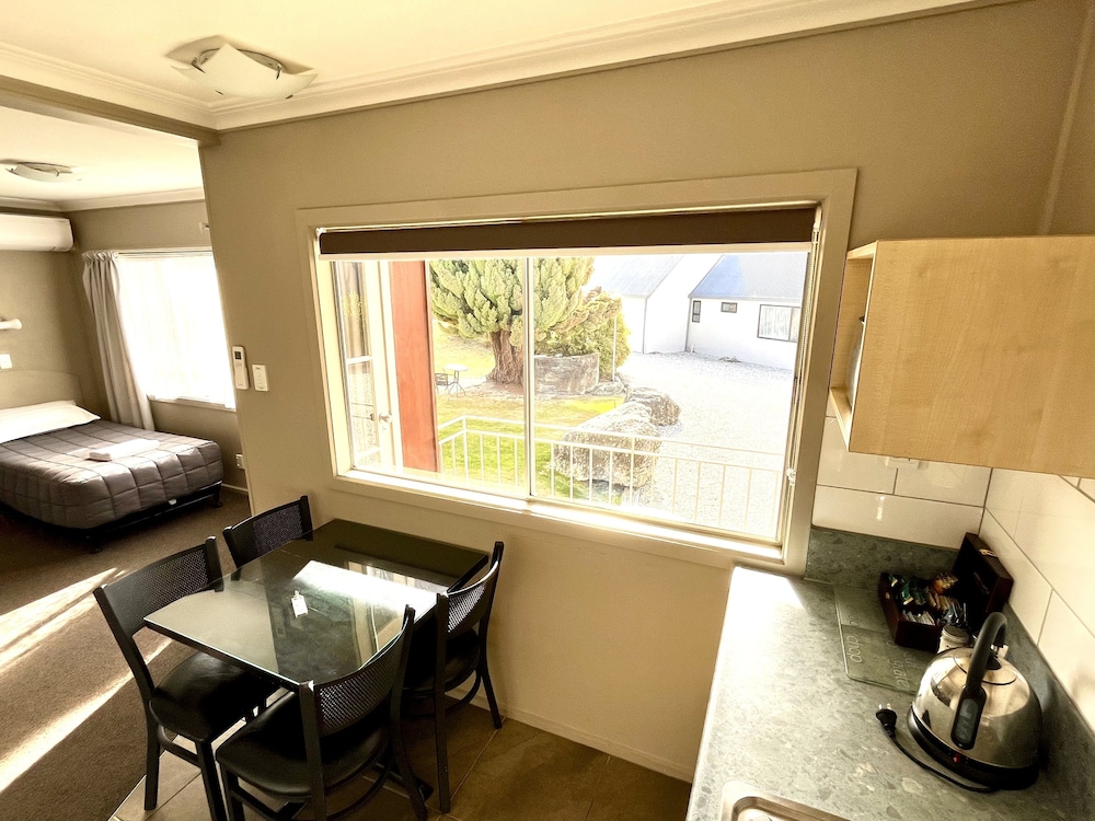 Manuka Crescent Motel 62/63