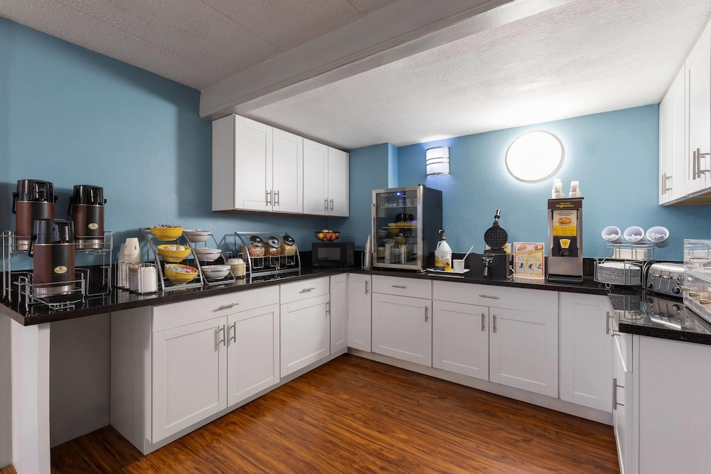 Super 8 by Wyndham Charleston WV 23/34