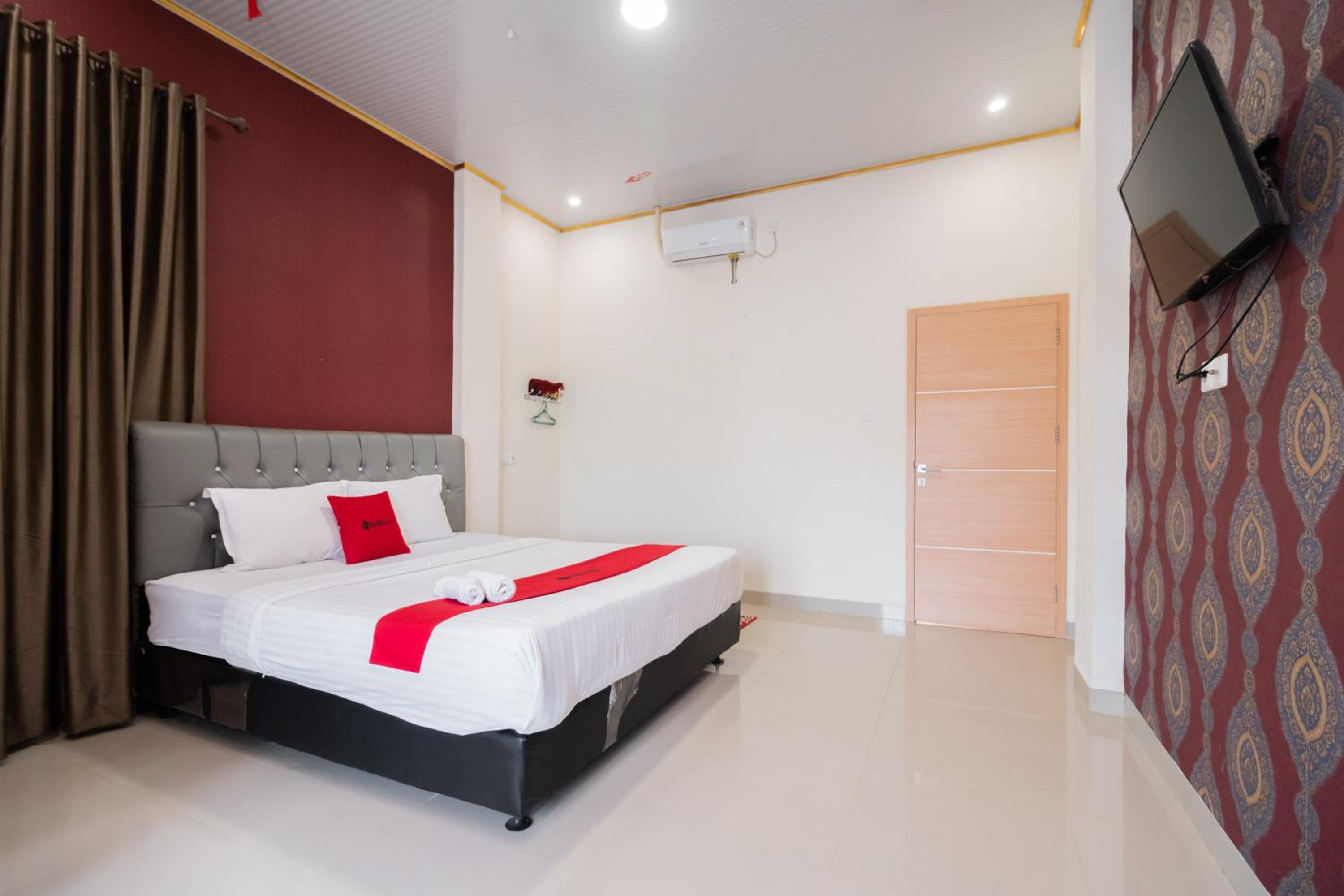 OYO 1648 Penginapan Three Joye 31/47