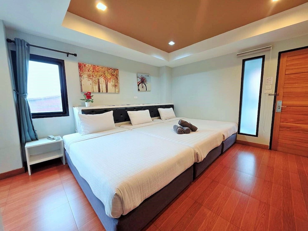 ROOM, TRIPLE, TOWER TWO