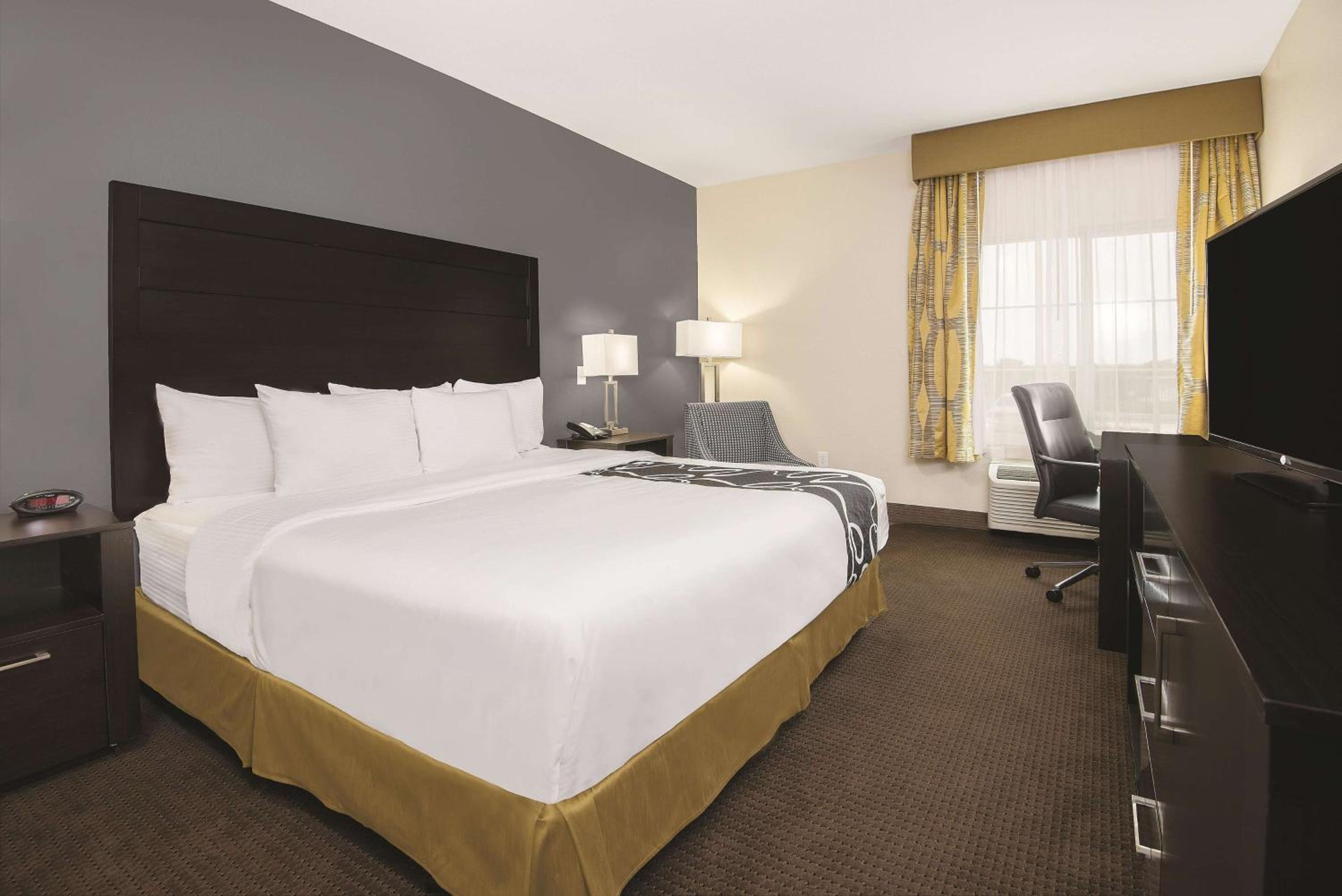 Deluxe, King Bed, Country Side View, Accessible