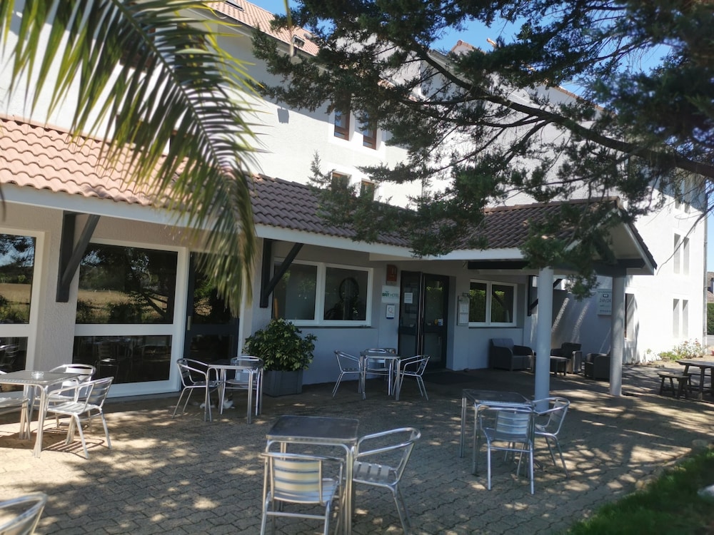 Brit Hotel Confort Pau Lons 32/36