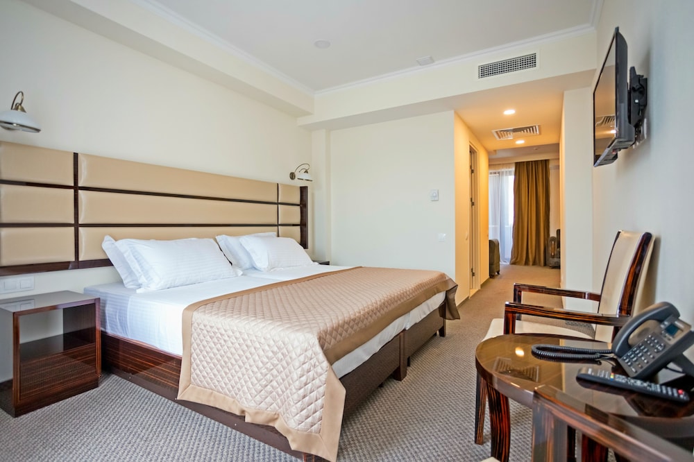 Senior, Suite, King Bed, Mountain Side, Mountain View