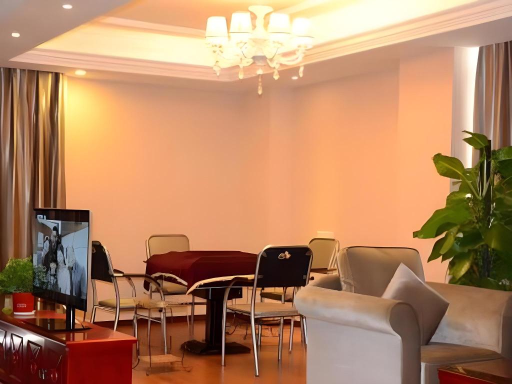 Vienna Hotel (Chongqing Changshengqiao Metro Station) 36/53