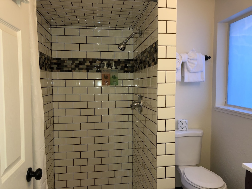 Cedar Inn & Suites 60/64