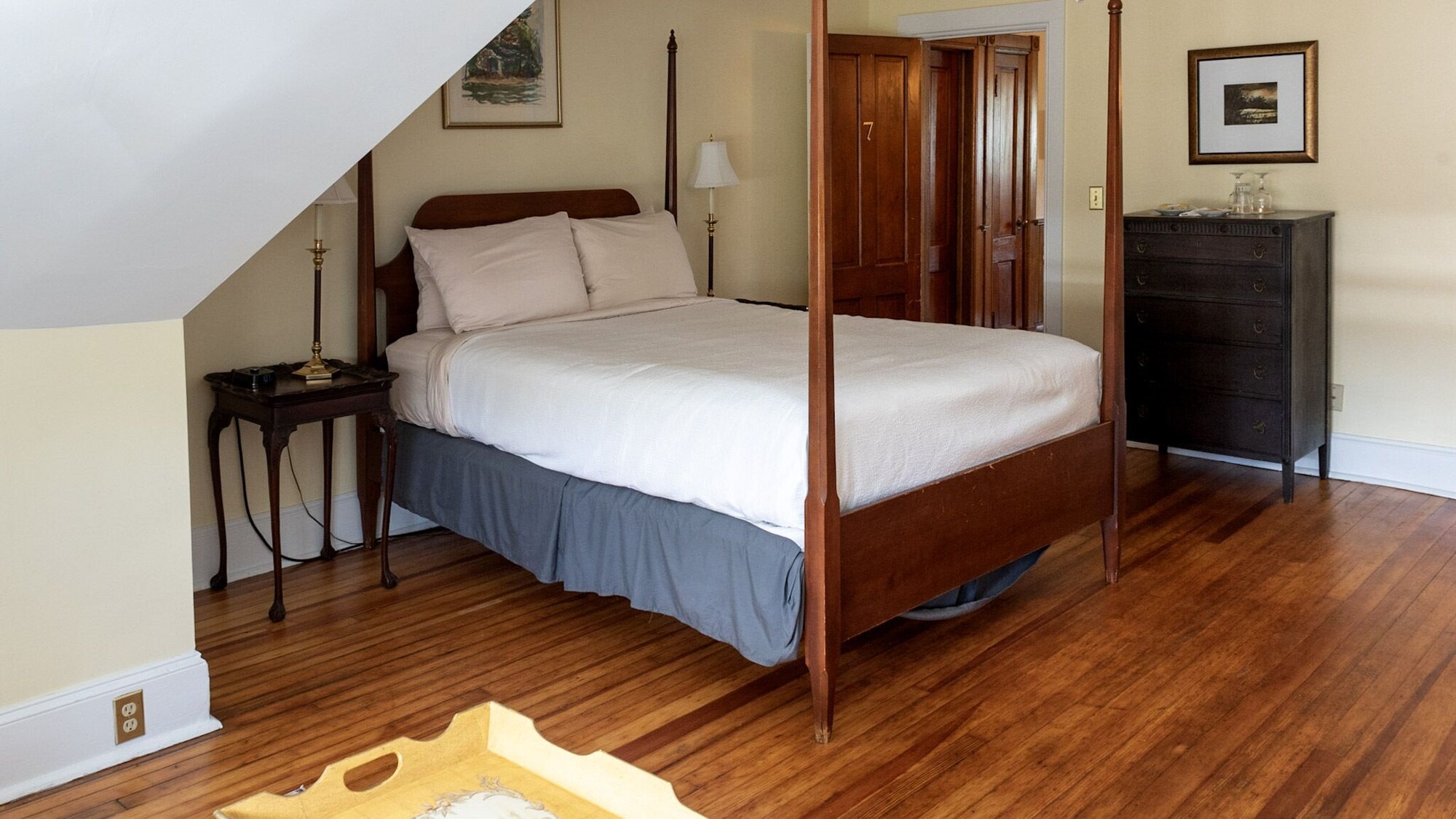 Retreat, Queen Bed