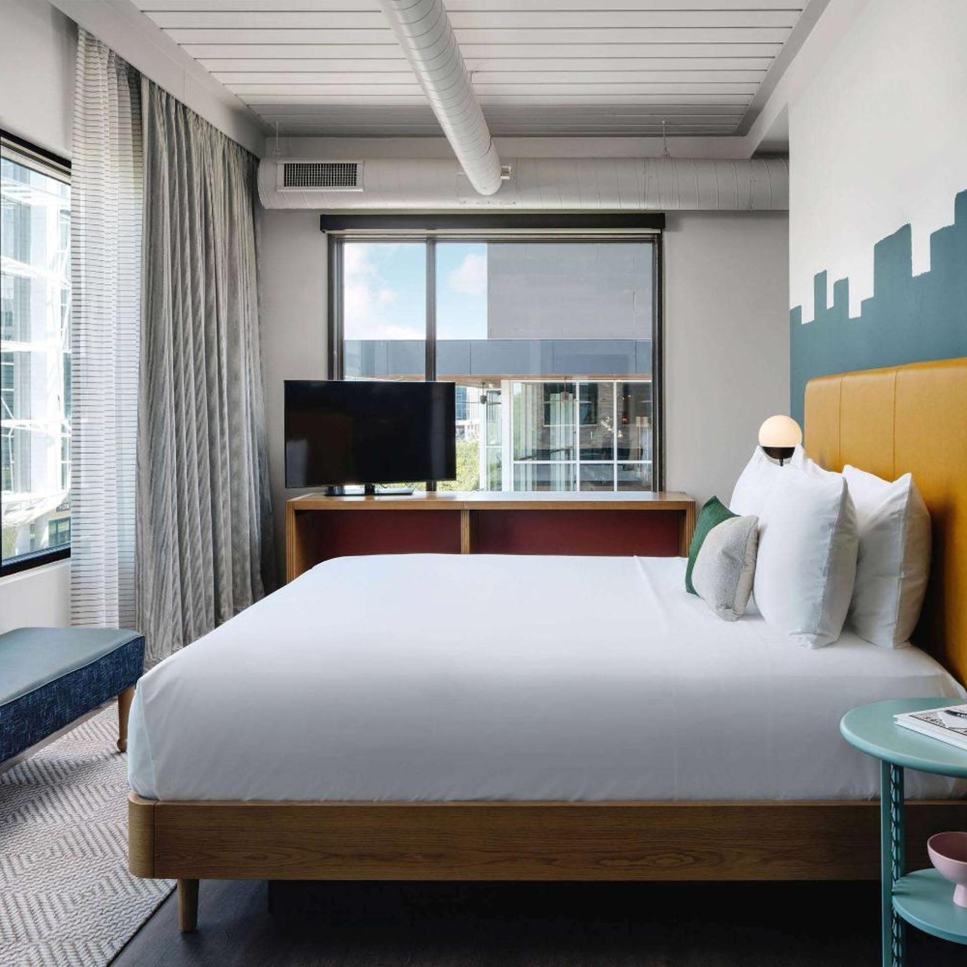 Crown, Suite, King Bed, Accessible