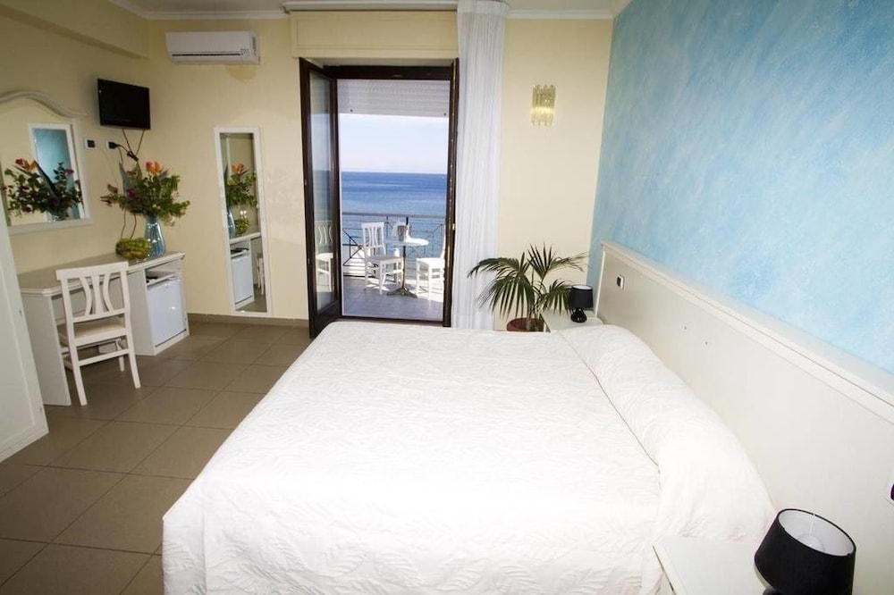 Room, Queen Bed