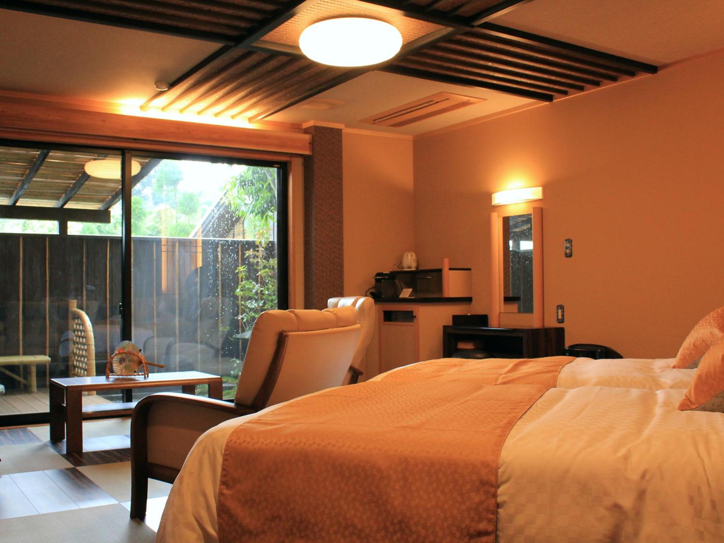 Twin Beds, Outdoor Bath
