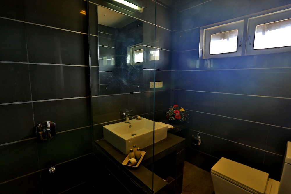 ST. LACHLAN HOTEL AND SUITES 64/64