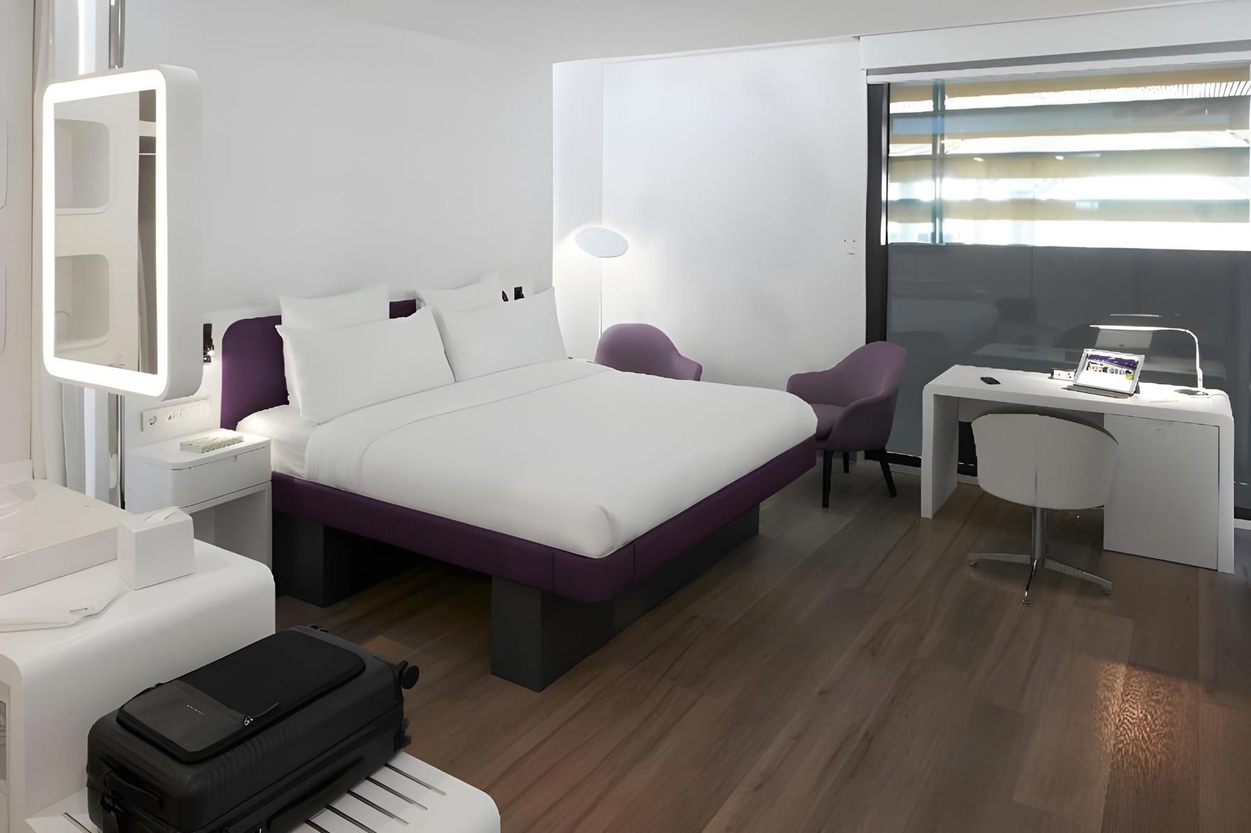Premium, Queen Bed, No Window