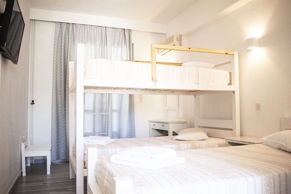 Polos Hotel Paros 34/90