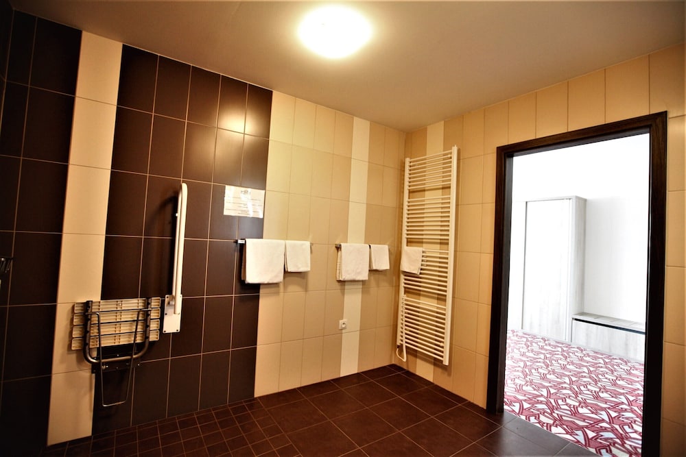 Hotel Arena 48/48