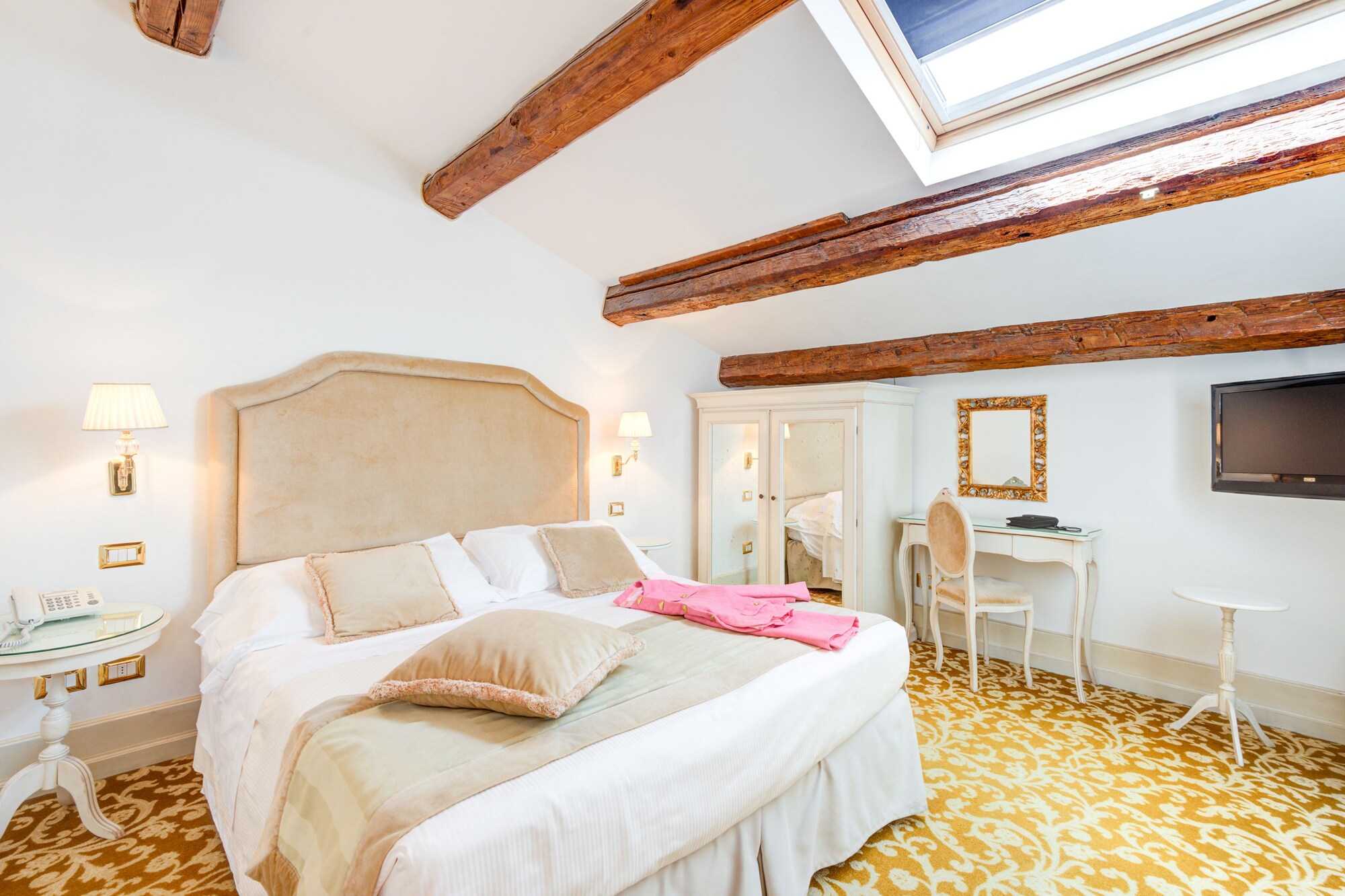 CLASSIC, DOUBLE OR TWIN BED