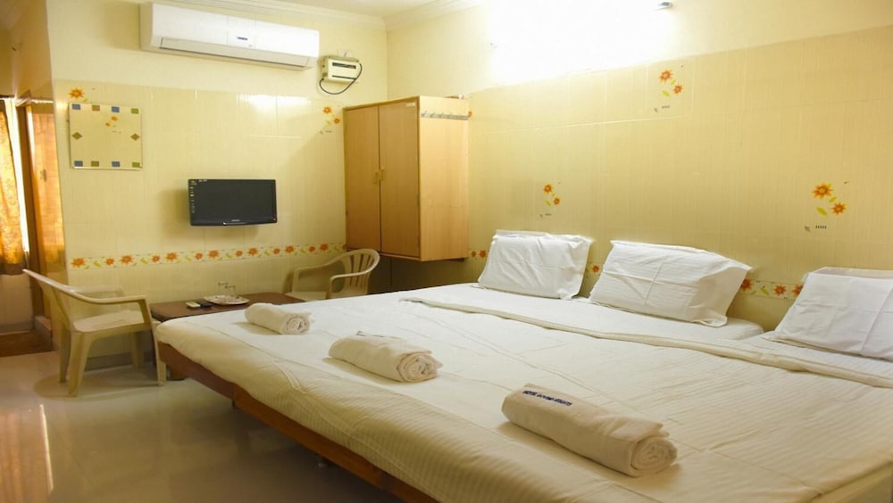 Hotel Govind Heights 11/40