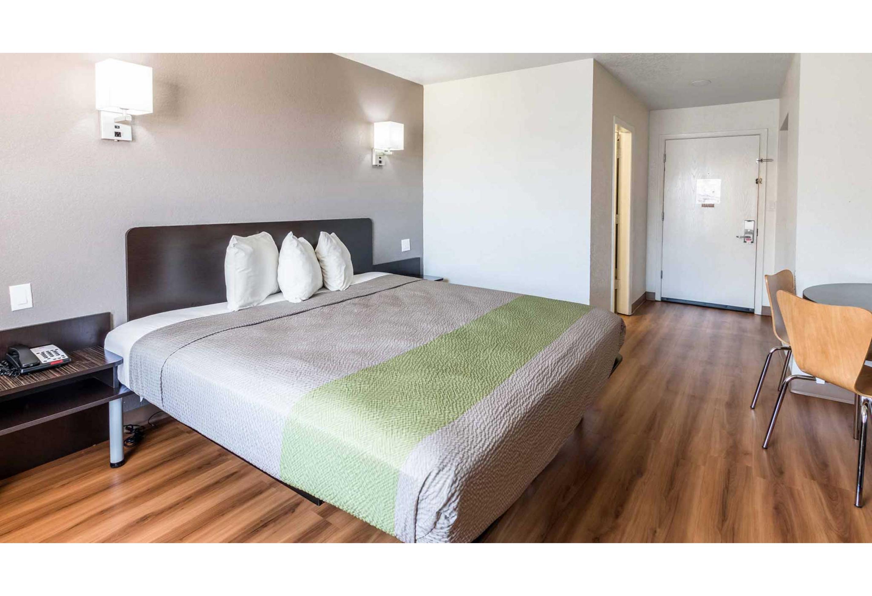غرفة بسرير كينج، Studio6 Arlington, TX 2/5
